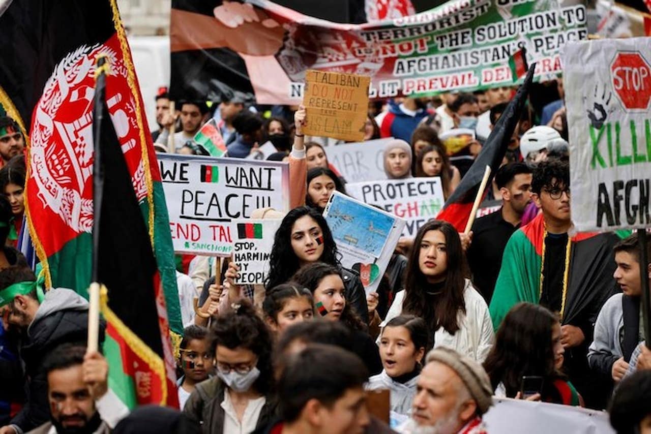 Londra'da binlerce kişi Taliban protesto etti Dünya Kamu İş